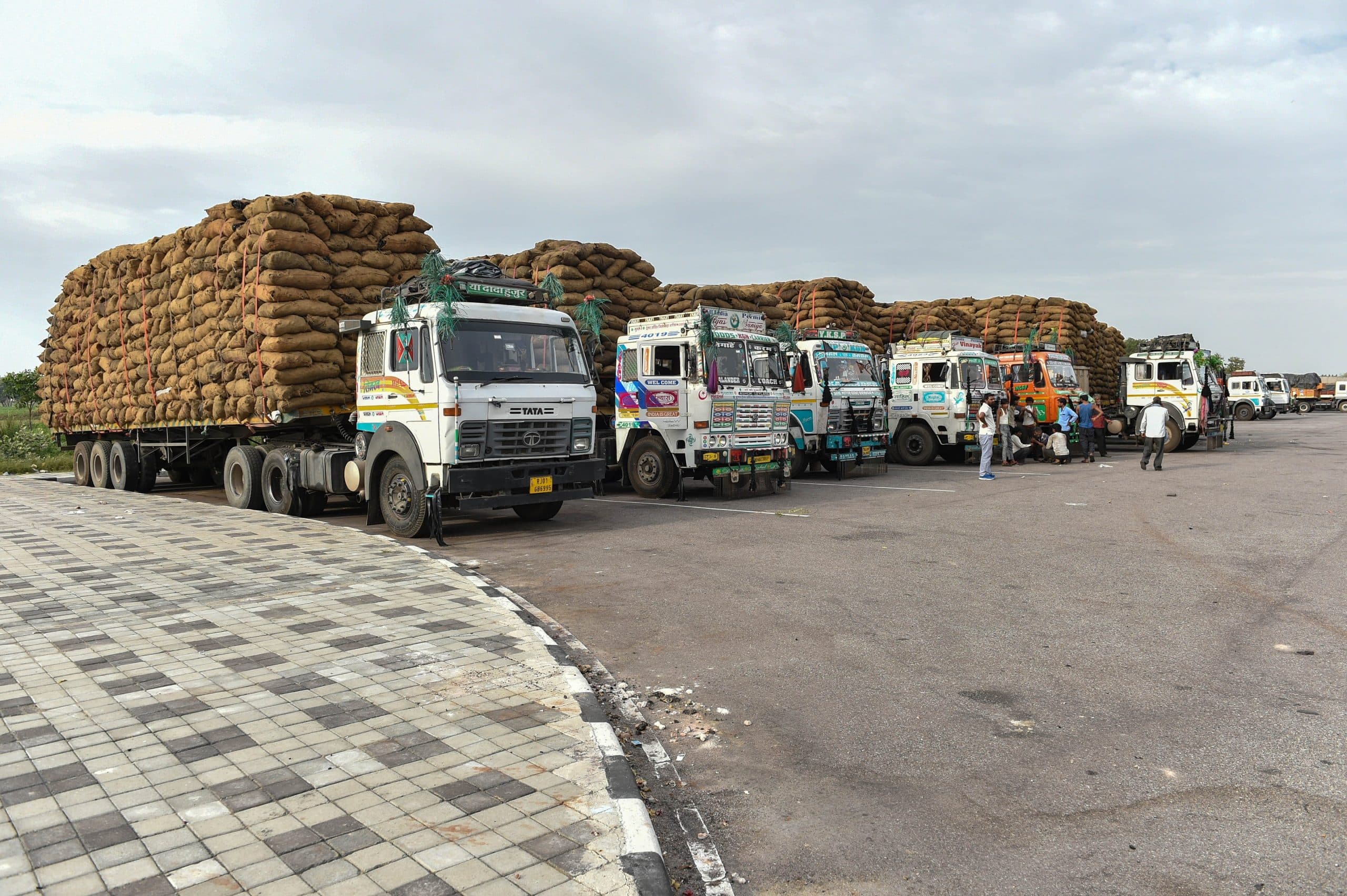 लॉकडाउन में जमाखोर व्यापारियों की पौ बारह,  ना खाता, ना बही, लाला जी जो कहें, वही सही