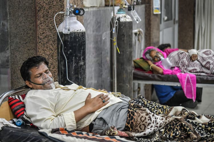 Coronavirus Updates : दिल्ली में पिछले 24 घंटे में 395 मौतें, भारत बायोटेक ने राज्यों के लिए कोवैक्सीन की कीमत 200 रुपये प्रति खुराक घटाई