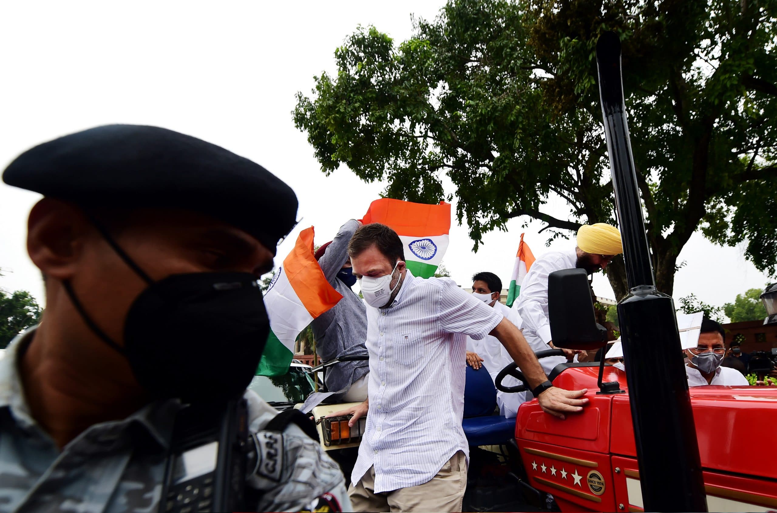 Rahul Gandhi: राकेश टिकैत के सपोर्ट में राहुल गांधी ? ट्रैक्टर से पहुंचे सदन, बोले- सरकार किसानों को ना दबाये