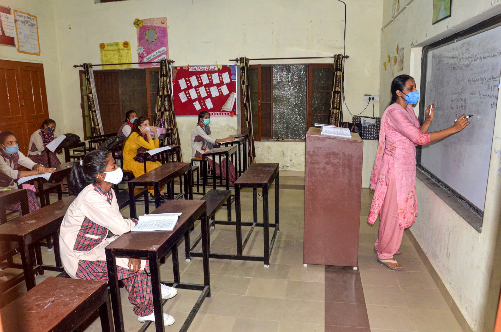 School Reopen News: यूपी, दिल्ली समेत इन राज्यों में इसी महीने खुल रहे हैं स्कूल, जानिए क्या है निर्देश