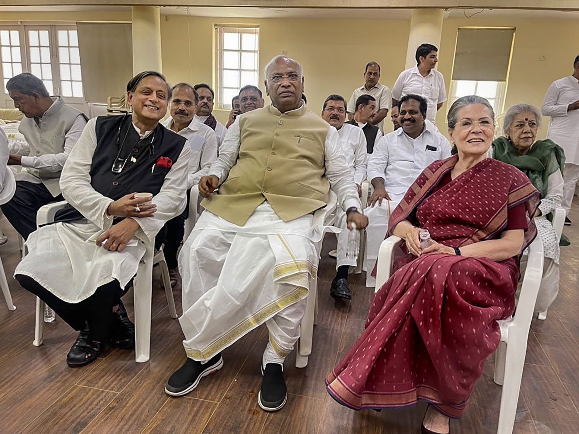 गुजरात चुनाव 2022: पहली चुनौती के लिए अध्यक्ष मल्लिकार्जुन खरगे तैयार, कांग्रेस के लिए जीत आसान नहीं