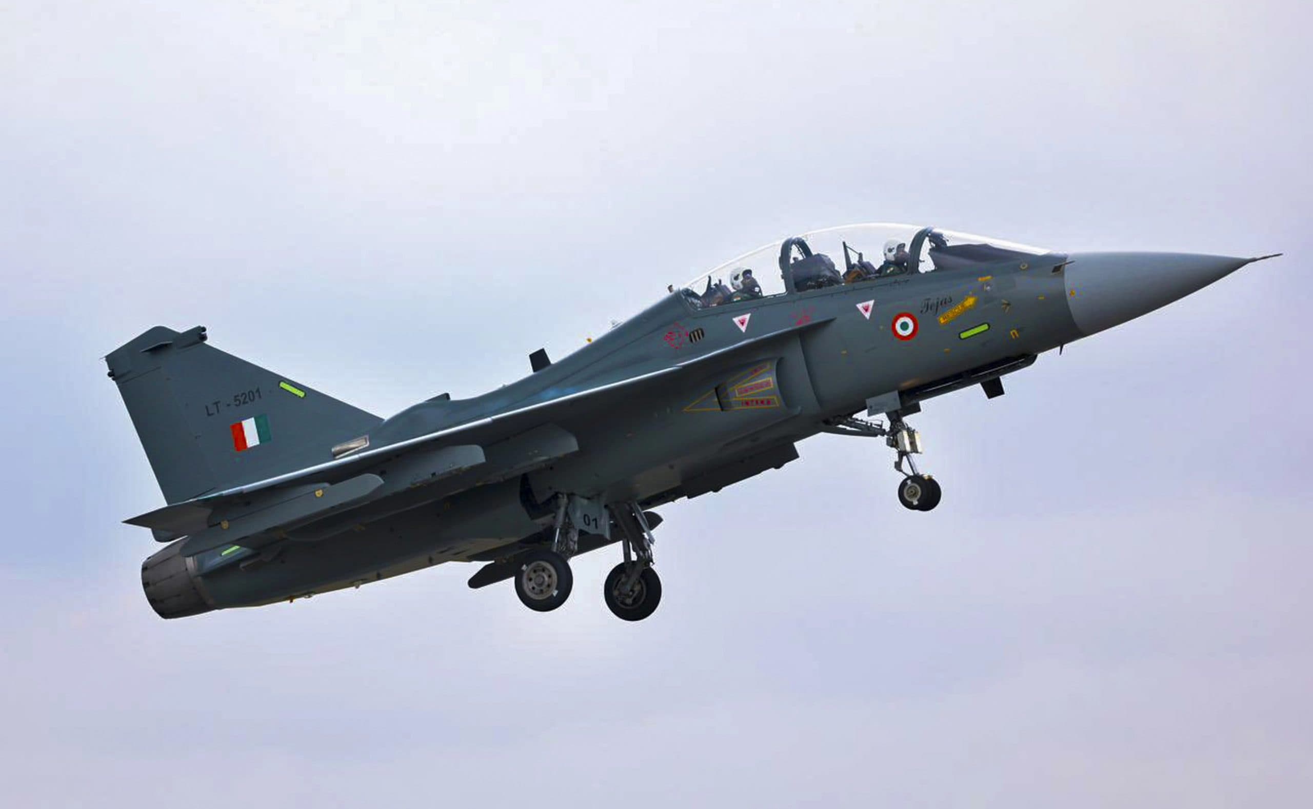 Tejas Fighter Jet: जानें तेजस व‍िमान की खास बातें, पीएम मोदी ने कुछ इस तरह भरी उड़ान, देखें तस्वीर