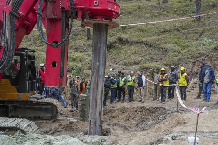 उत्तरकाशी सुरंग हादसाः सिलक्यारा सुरंग में वर्टिकल ड्रिलिंग शुरू, जानिए रेस्क्यू में और कितना लगेगा वक्त