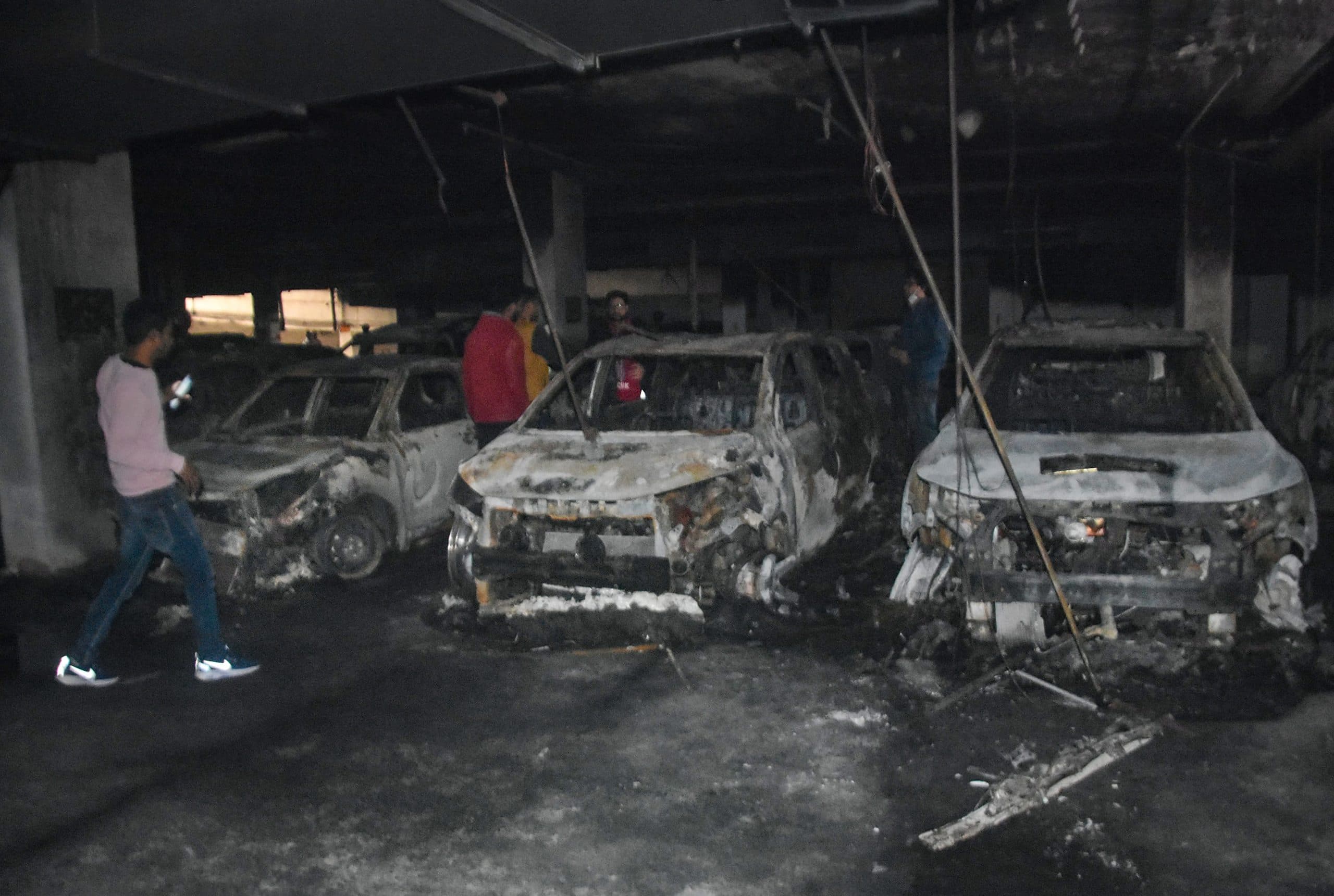 दिल्ली : अर्टिगा के मालिक से थी दुश्मनी, लगा दी 20 कार में आग, जानें क्या है पूरा मामला