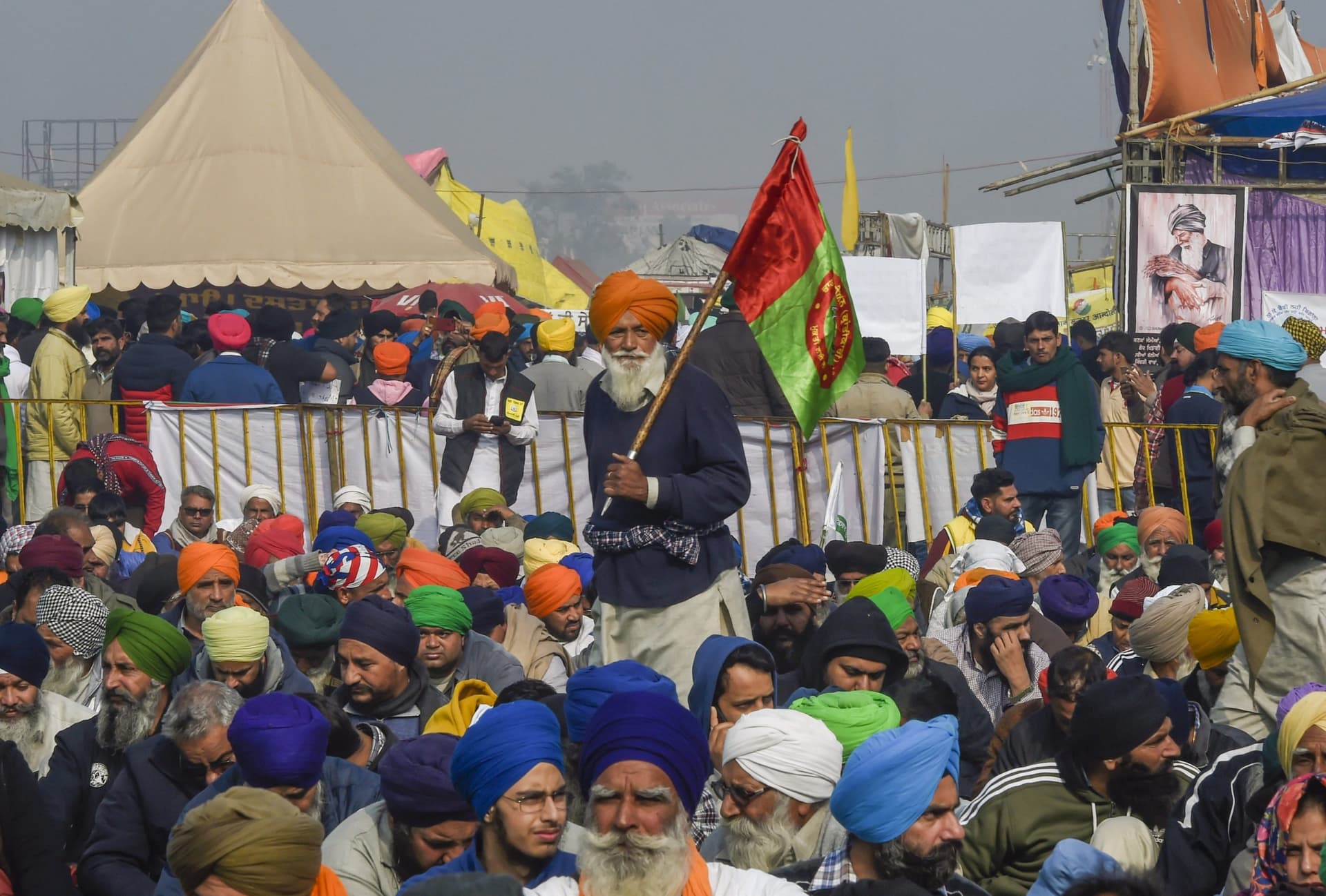 किसानों के प्रदर्शन के बीच एक सांस्कृतिक आंदोलन भी… सबको पगड़ी बांध रहे तेजिंदर