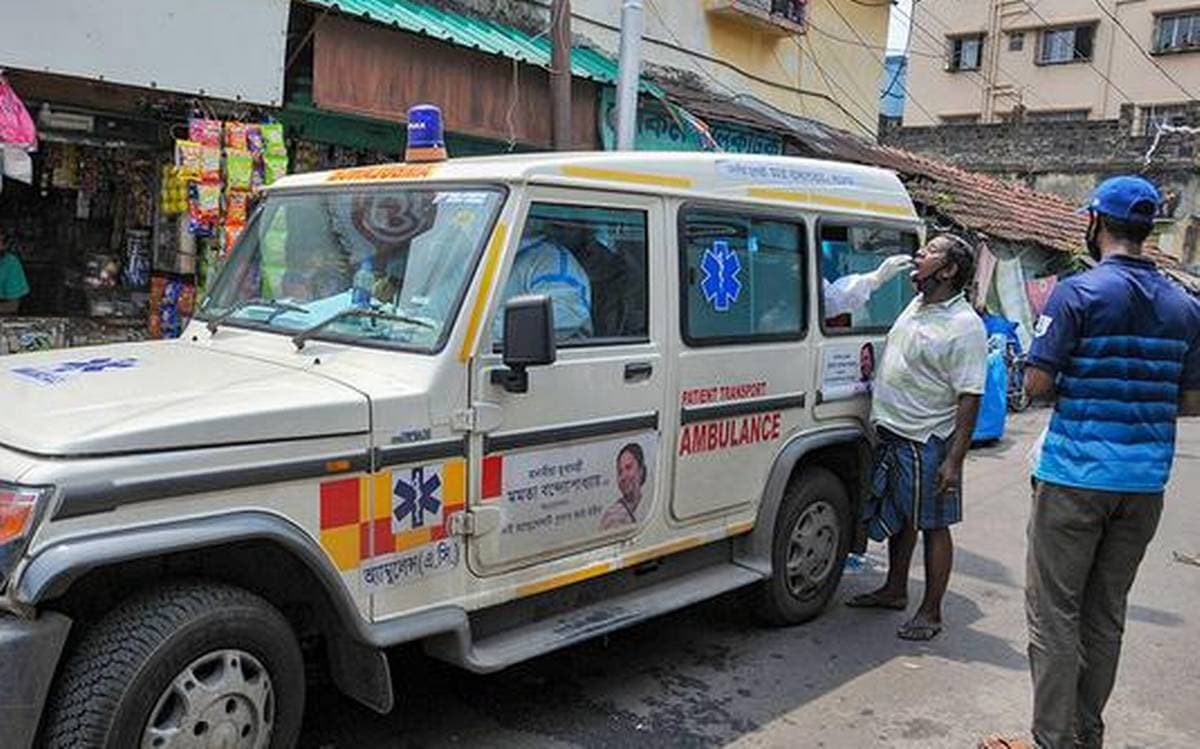 कोरोना संक्रमण की चपेट में आ रहा बंगाल का हर चौथा शख्स, राज्य सरकार ने रद्द की स्वास्थ्य कर्मियों की छुट्टियां