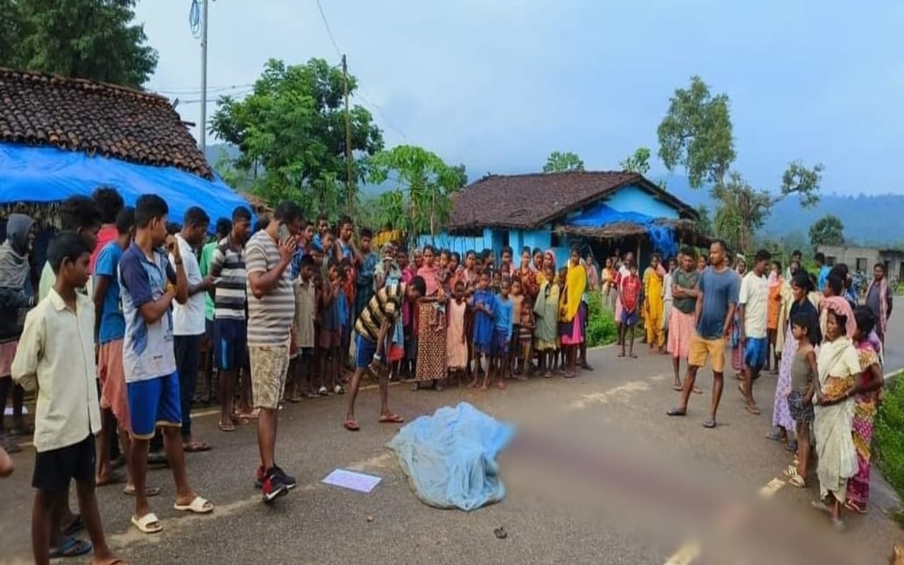 छत्तीसगढ़ में नक्सलियों ने की एक ग्रामीण की हत्या, लगाया यह आरोप, पर्चा बरामद