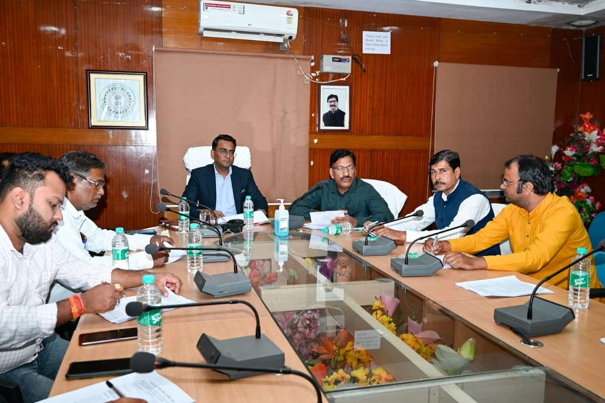 देवघर डीसी ने सभी राजनीतिक पार्टियों के नेताओं के साथ की बैठक, सहयोग करने का किया आह्वान