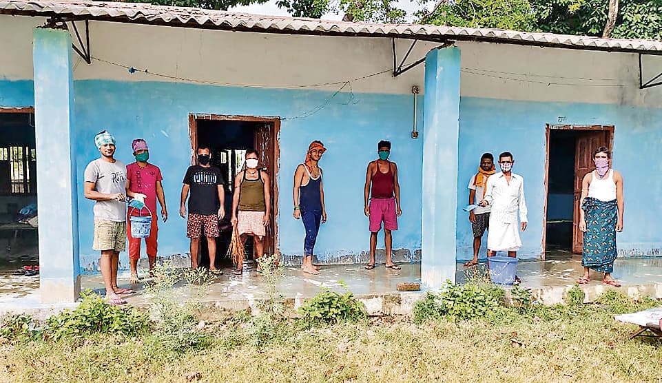 कोरेंटिन में रह रहे प्रवासी श्रमिकों ने बदल दी झारखंड के एक स्कूल की सूरत