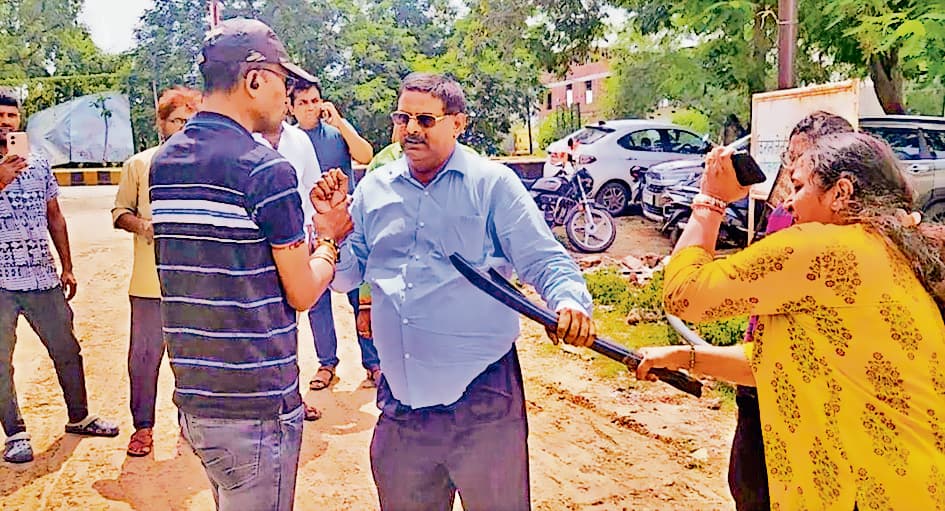 औरंगाबाद में पत्नी ने ऑफिस में घुसकर इंजीनियर को चप्पलों से पीटा, बाहर लाठी-डंडों से धुना, जानें  पूरा मामला