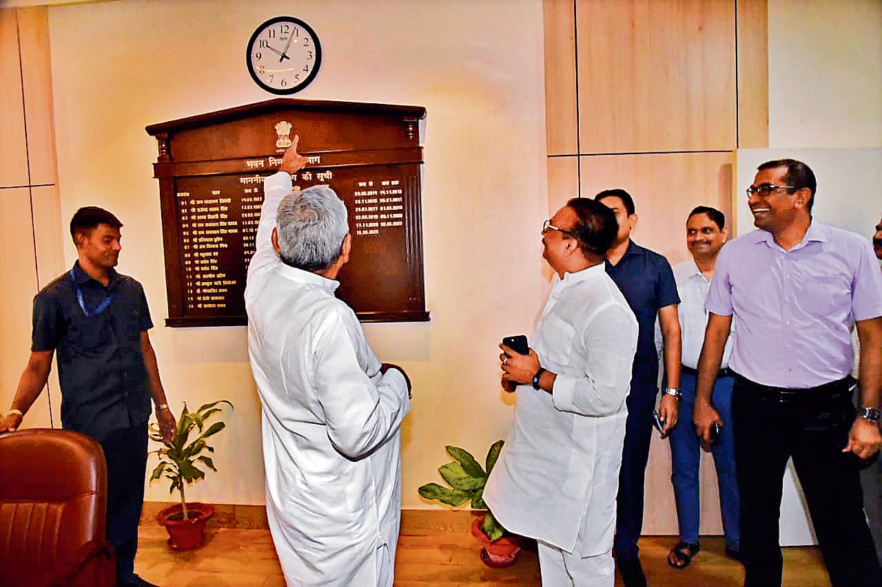 PHOTOS: नीतीश कुमार मंत्रियों को दफ्तर से गायब देख जब एक्शन में आये, देखिए कैसे मचा हड़कंप..