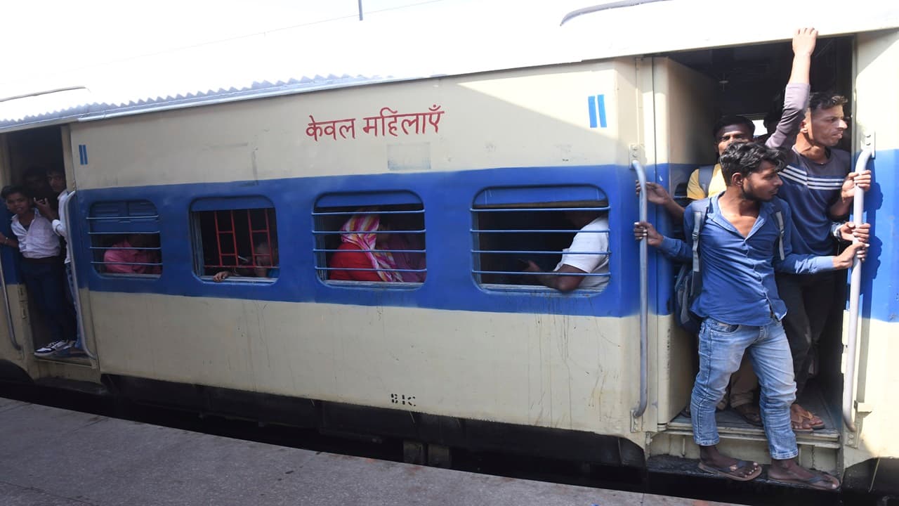 बिहार: दुर्गा पूजा के बाद स्टेशन पर यात्रियों की बढ़ी भीड़, ट्रेन में खड़े होकर सफर कर रहे लोग, देखें तस्वीरें