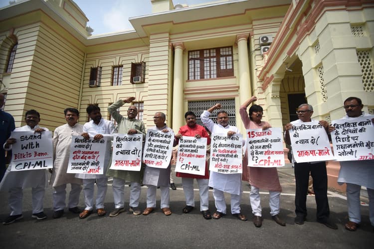 बिलकिस बानो के बलात्कारियों की रिहाई रद्द करने को लेकर बिहार विधानसभा परिसर में प्रदर्शन