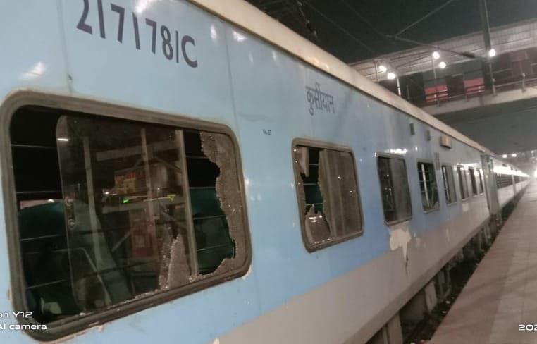 जयनगर-समस्तीपुर पैसेंजर पर पत्थरबाजी, 5 बोगियों की 40 खिड़कियों का शीशा टूटा ; 6 जख्मी, एक गिरफ्तार