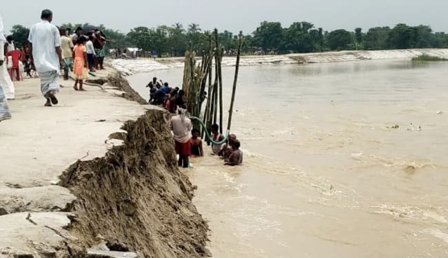Bihar Flood : खतरे के निशान से उपर बह रही है कई नदियां, सैकड़ों परिवारों ने बांध पर ली शरण