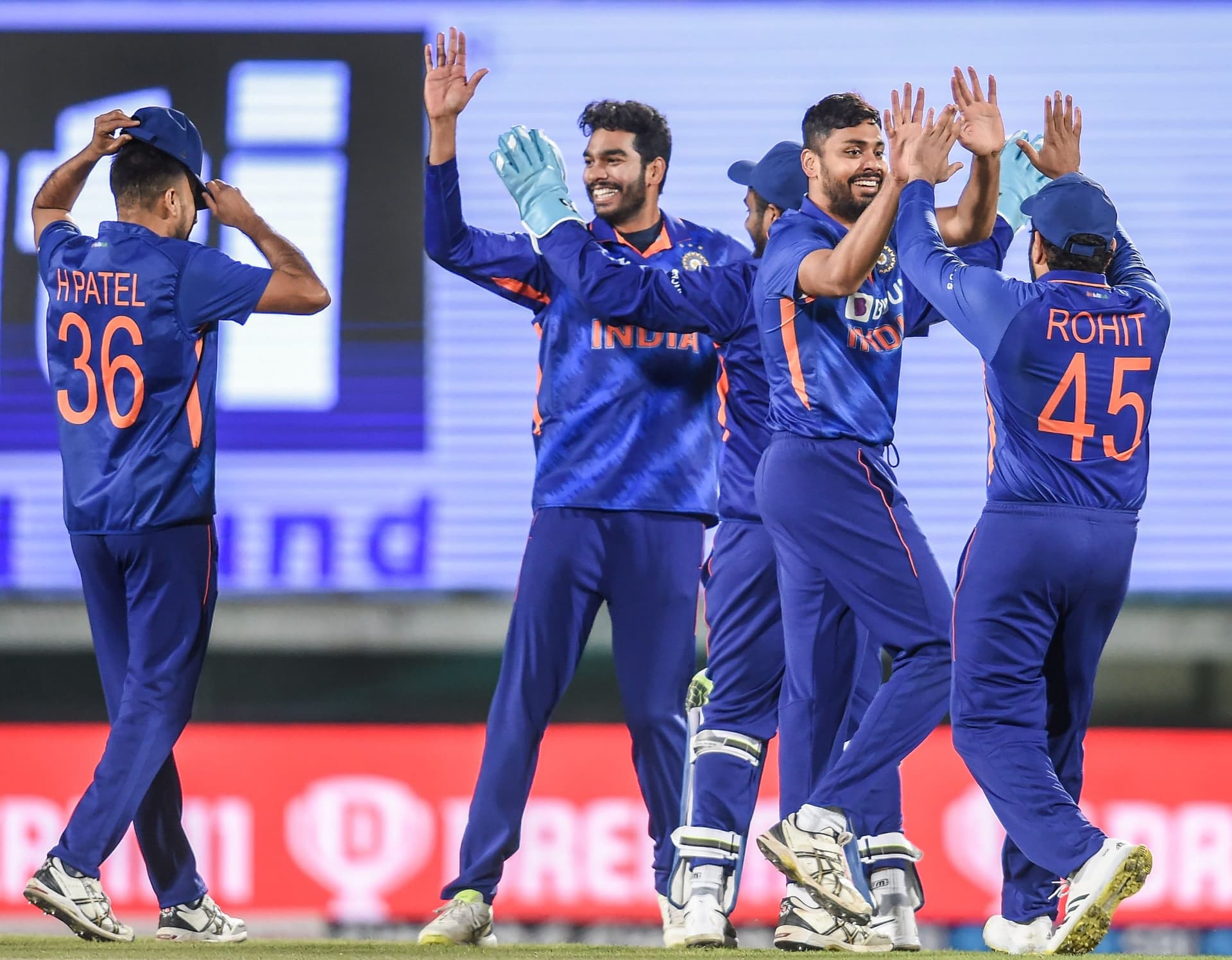 IND vs SL : रोहित शर्मा की अगुवाई में टीम इंडिया ने लगातार तीसरी क्लीन स्वीप के साथ बनाया वर्ल्ड रिकॉर्ड IND vs SL : रोहित शर्मा की अगुवाई में टीम इंडिया ने लगातार तीसरी क्लीन स्वीप के साथ बनाया वर्ल्ड रिकॉर्ड
