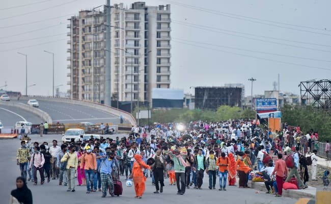 lockdown India : बीमारी पर भारी भूख, दिल्ली में भोजन के लिए हजारों कतारबद्ध