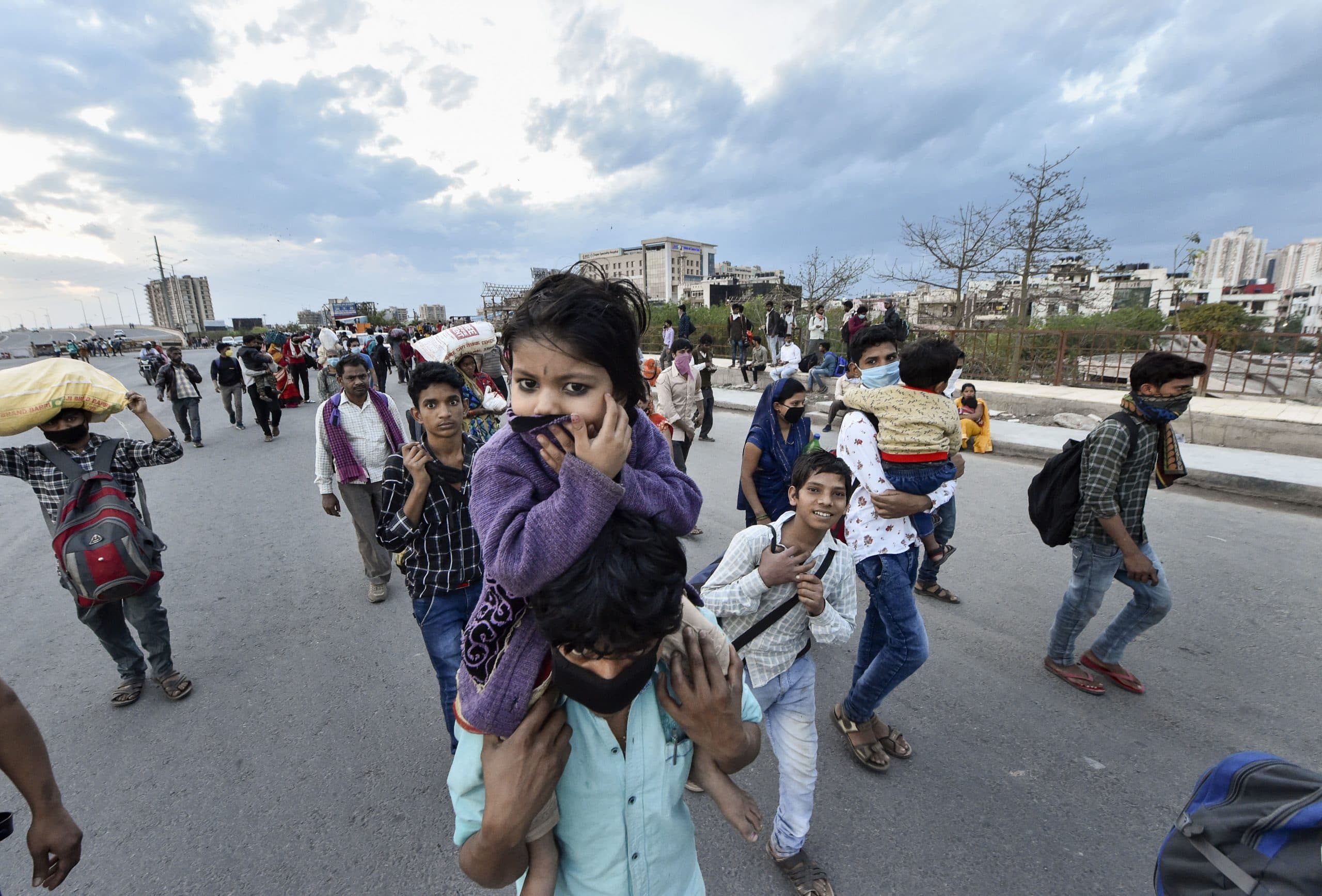 Coronavirus Impact: क्या केजरीवाल सरकार ने काट दिया बिजली-पानी का कनेक्शन ?, इसलिए लोग छोड़ रहे हैं दिल्ली