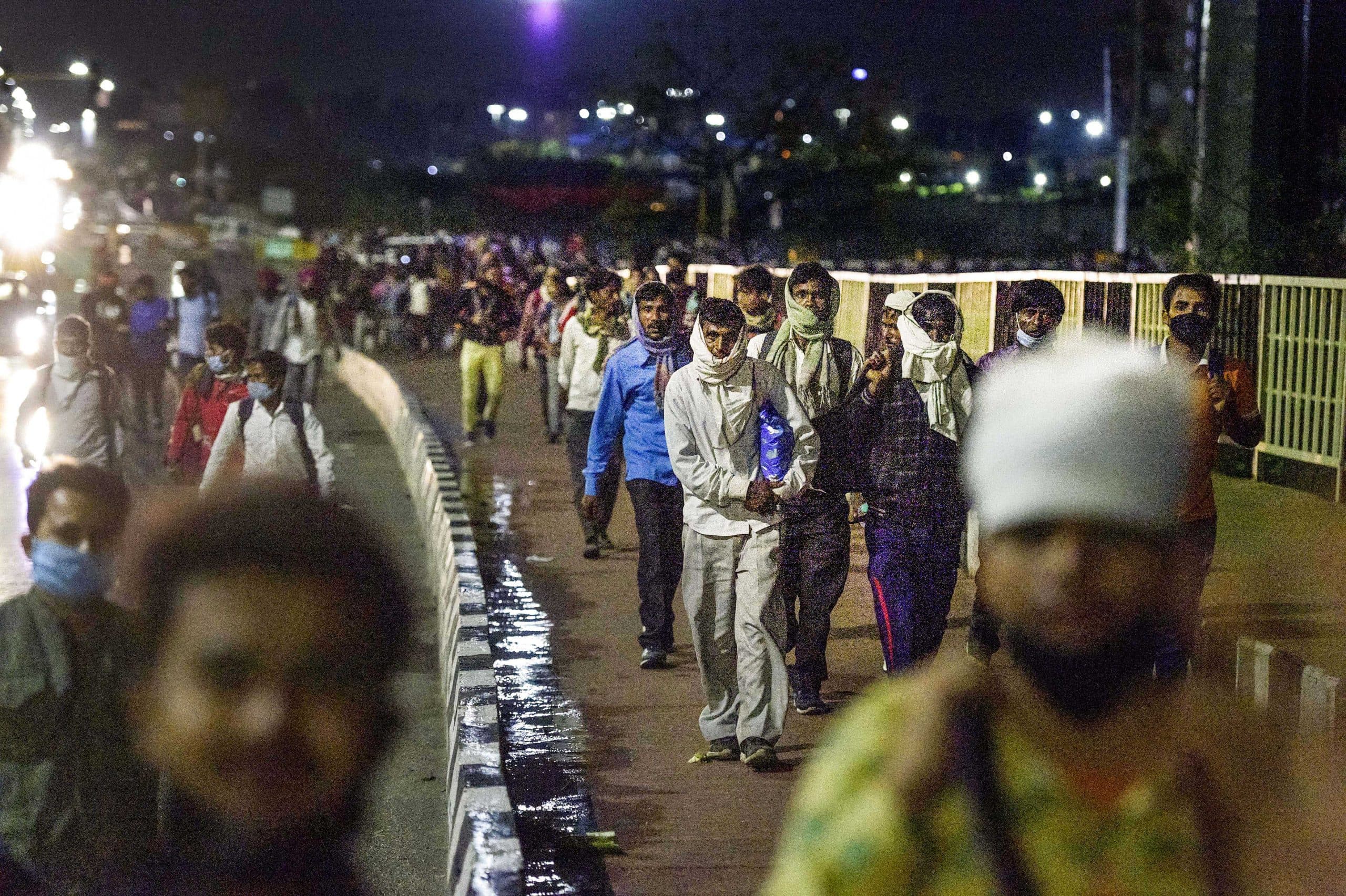 Lockdown: घर वापसी को बेताब लोगों की उमड़ी भीड़, भूखे-प्यासे परिवार के साथ मीलों पैदल चल रहे हजारों मजदूर