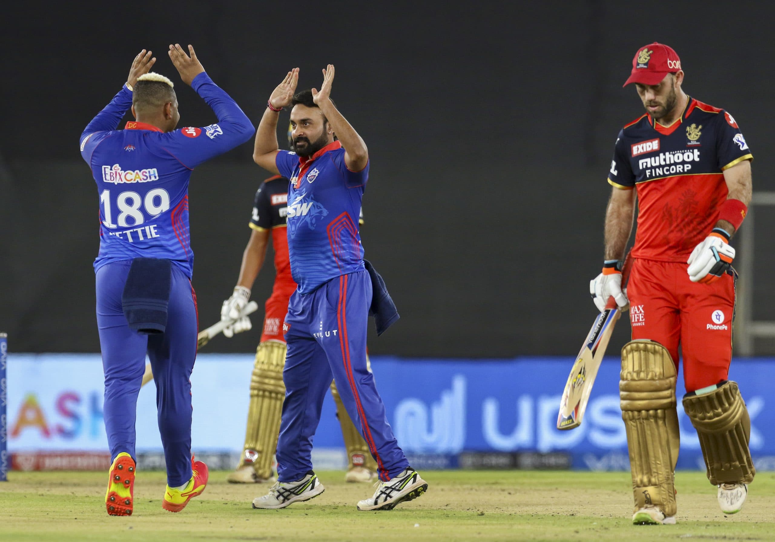 IPL 2021 DC vs RCB : अमित मिश्रा ने तोड़ा आईसीसी का रूल, अंपायर से लगी फटकार, वीडियो वायरल