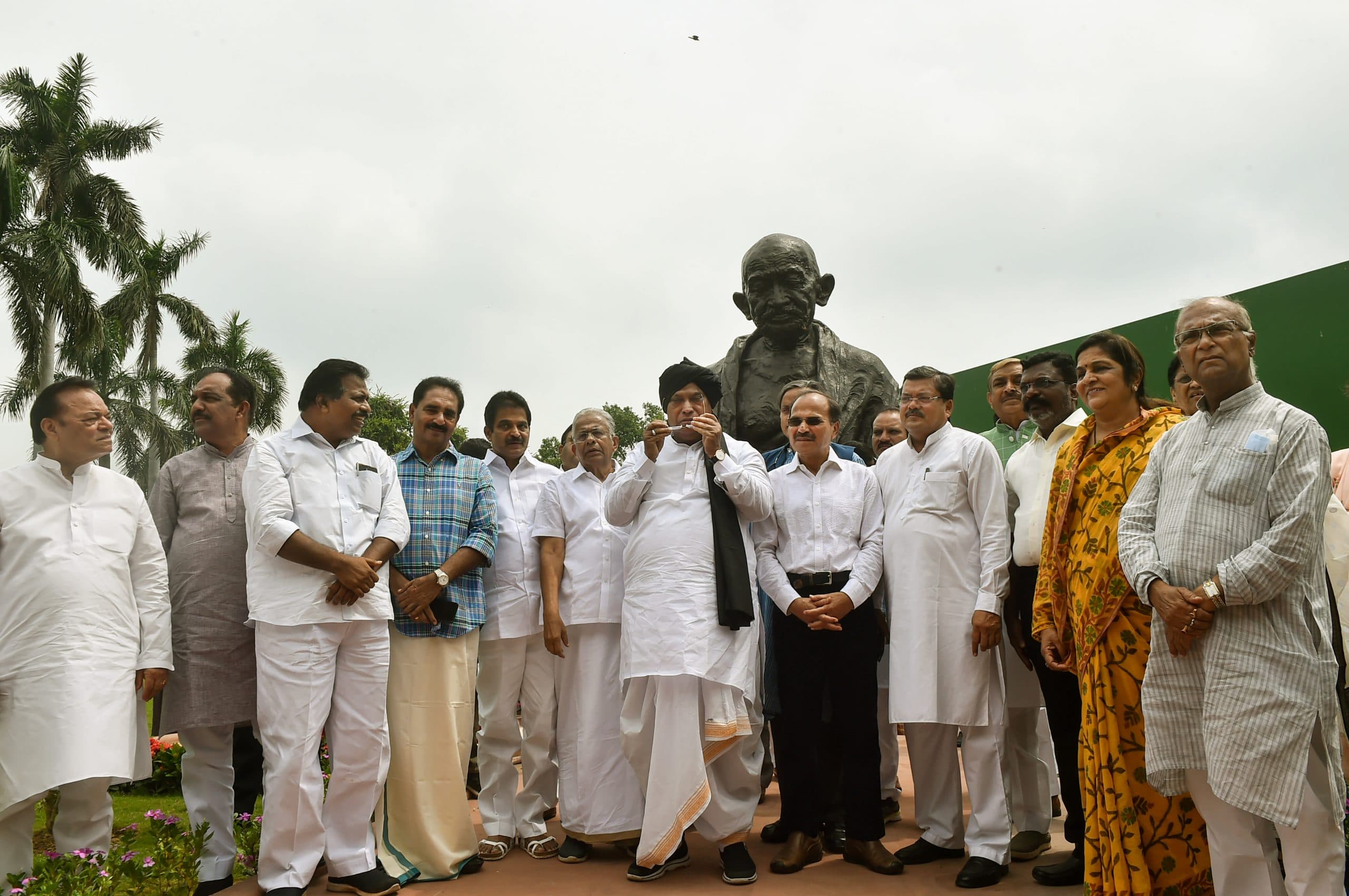 लोकसभा-राज्यसभा में विपक्षी सांसदों के निलंबन पर मल्लिकार्जुन खड़गे ने बुलाई बैठक, TMC-AAP ने बनाई दूरी