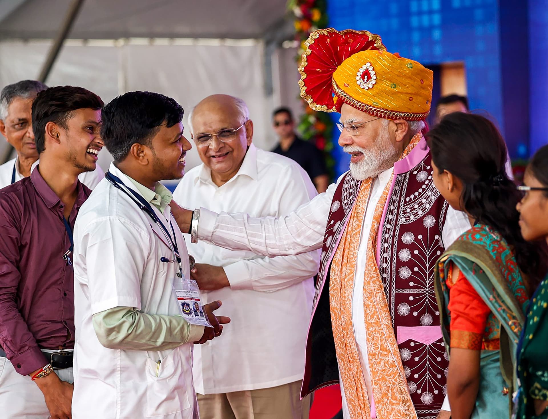 PHOTOS: 'मेरी सरकार ने लाखों बेटियों को मकान मालिक बनाया', गुजरात में बोले पीएम नरेंद्र मोदी