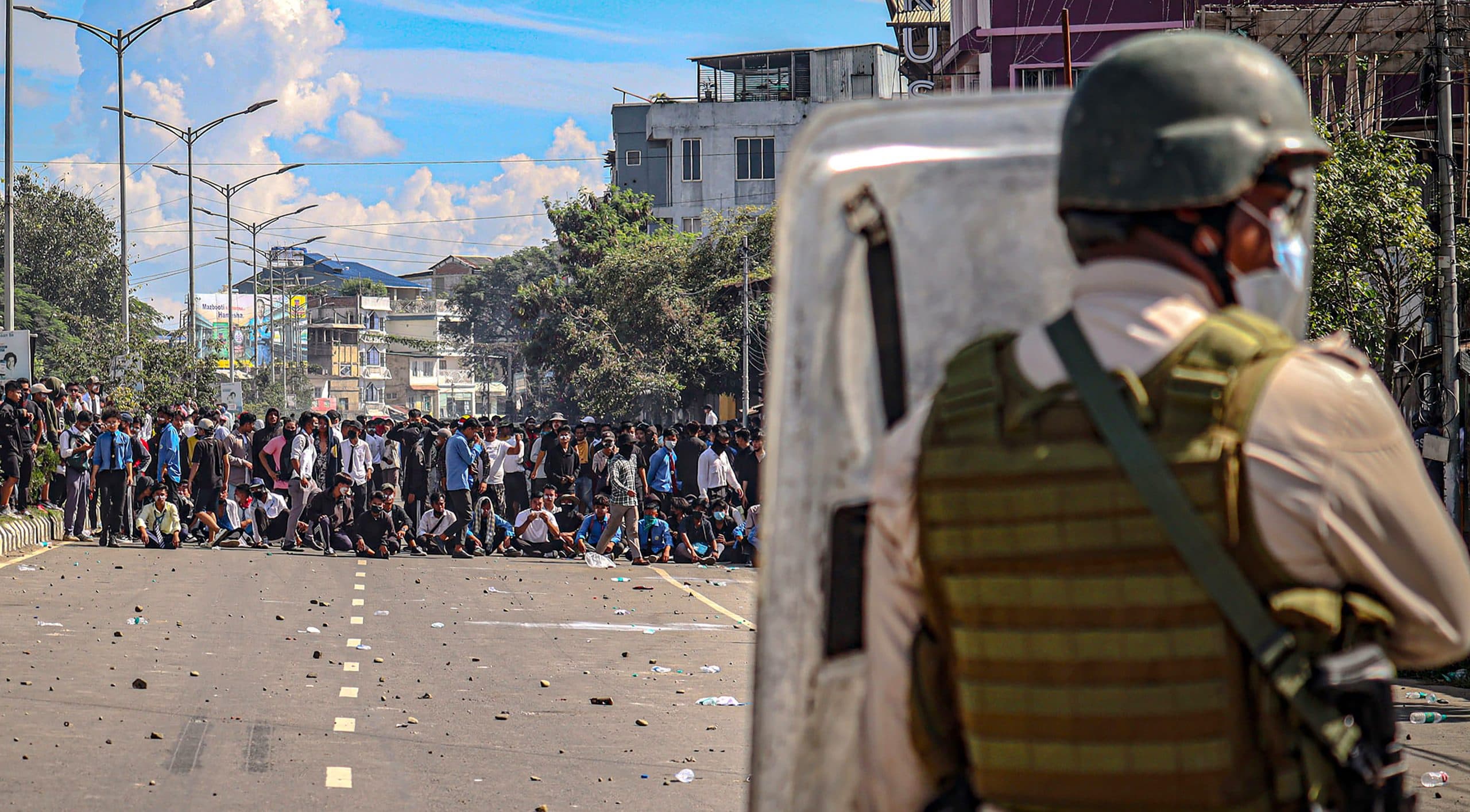 Manipur Violence: नहीं थम रहा हिंसा का दौर, सीएम के घर पर हमले की कोशिश, पुलिस ने की हवाई फायरिंग