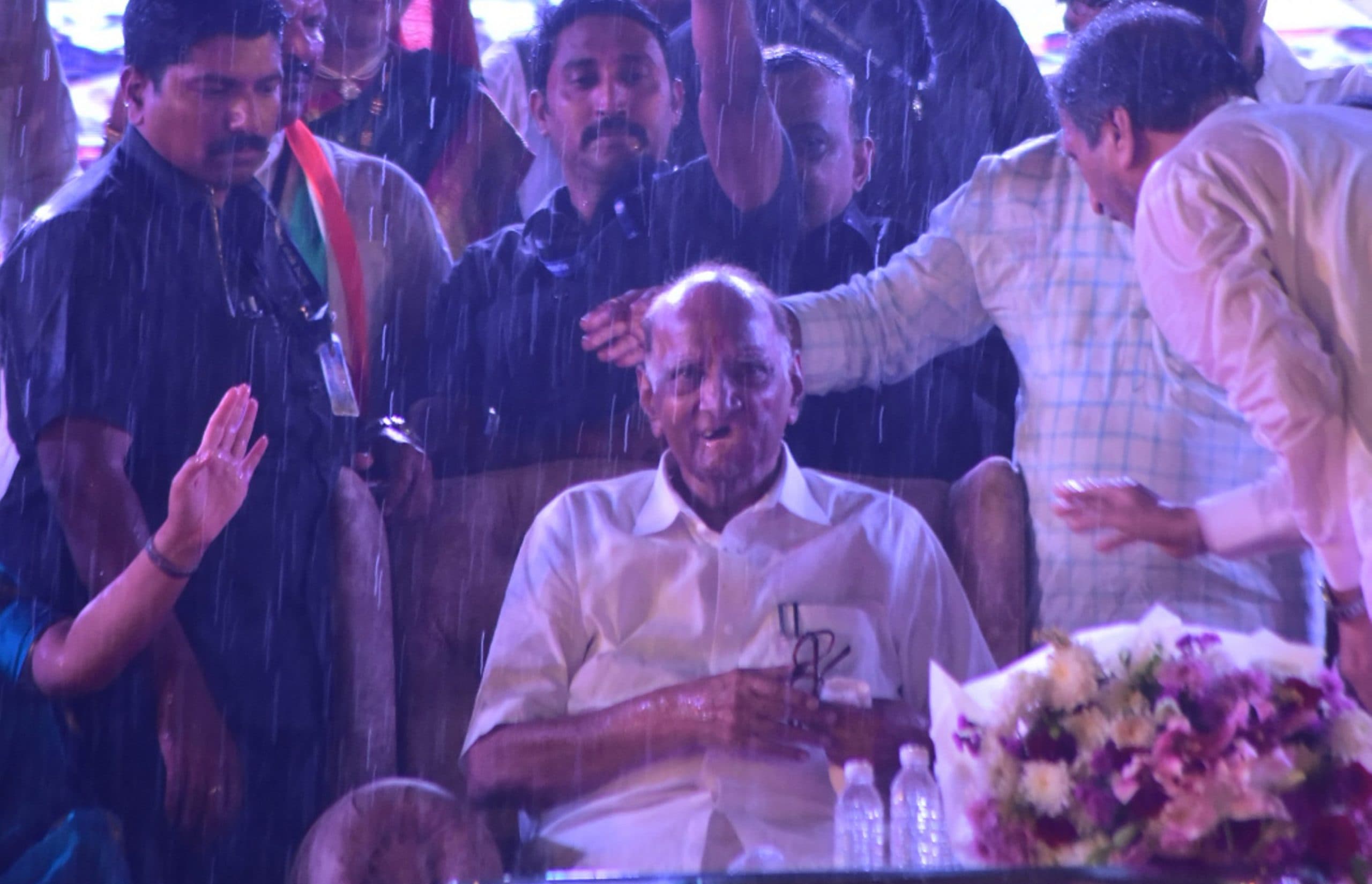 शरद पवार ने बारिश में भीगते हुए दिया भाषण, ताजा हुईं साल 2019 की यादें