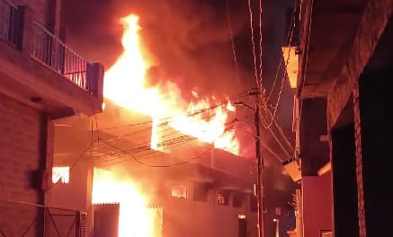 UP News: कानपुर में आग का तांडव, कपड़ा गोदाम ज्वालामुखी की तरह जला, फायर ब्रिगेड ने मजदूरों को बचाया