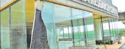 नगर निगम नहीं खोल पाया गंगा म्यूजियम, गंगा किनारे भवनों के शीशे टूटे, जालियां हटीं