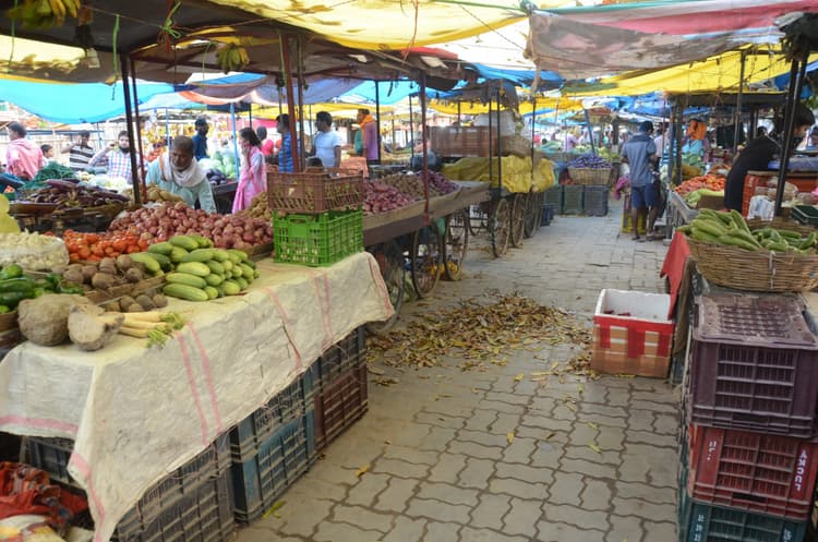 मोरहाबादी मैदान में सजी शहर की सबसे बड़ी सब्जी मंडी