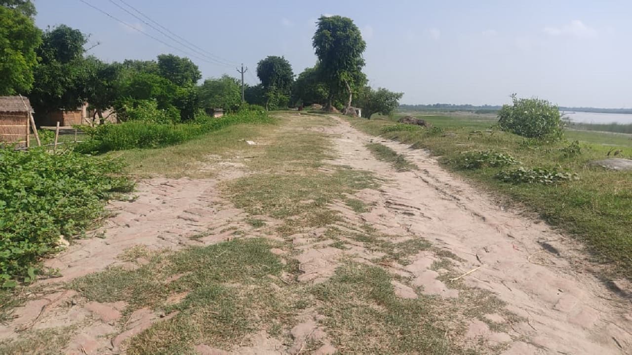 बिहार के चंपारण में अधर में लटकी गंडक नदी दियारावर्ती क्षेत्र के विकास से जुड़ी लाइफ लाइन सड़क