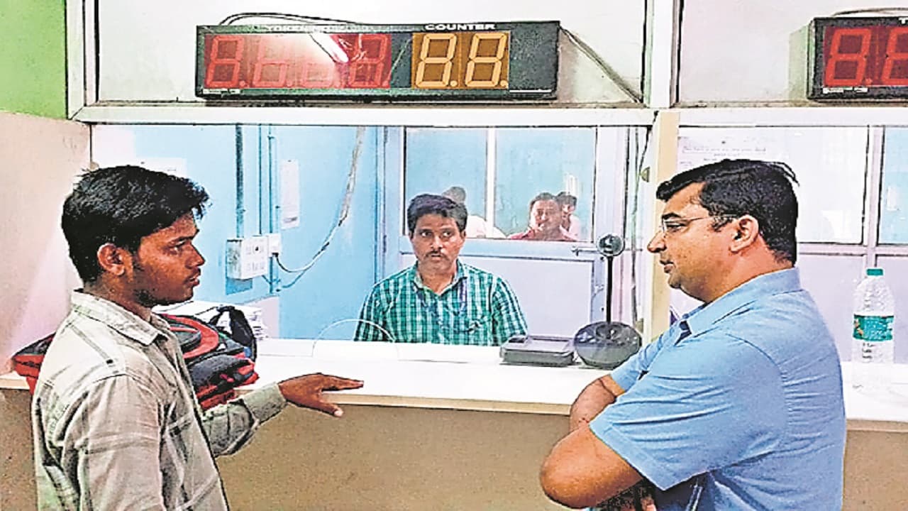 बेतिया के इस विभाग से लोग थे परेशान,डीएम ने किया निरीक्षण और काट दिया सरकारी बाबू का वेतन,जाने पूरा मामला
