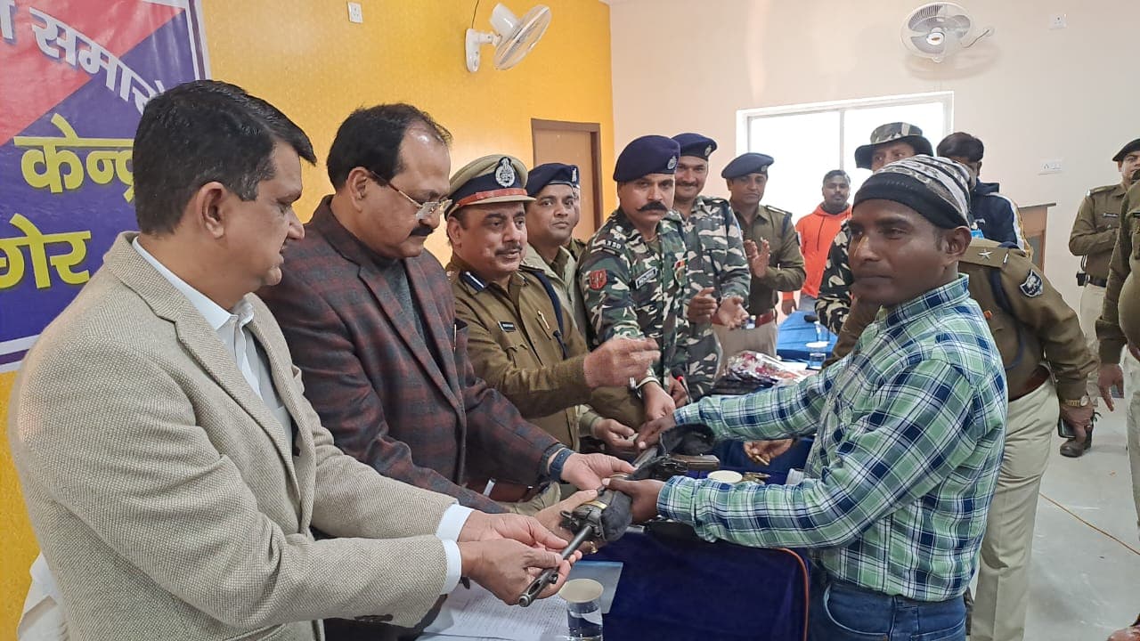 हार्डकोर नक्सली सूरज मुर्मू का हथियार के साथ आत्मसमर्पण, काफी दिनों से थी पुलिस को तलाश