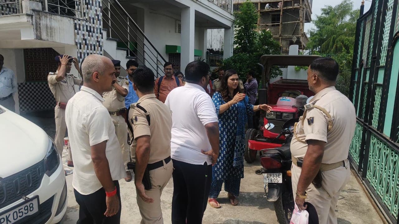 समस्तीपुरः आयकर विभाग की रेड में मुर्गी दाना कारोबारी के घर से पिस्टल व दस राउंड गोली मिली