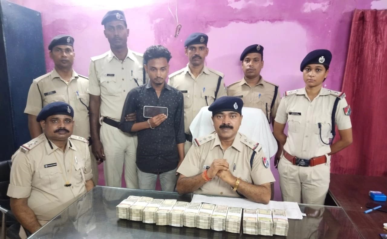 वैशाली एक्सप्रेस से 30 लाख रुपये जब्त, मोतिहारी का युवक गिरफ्तार, पढ़िए क्या है पूरा मामला