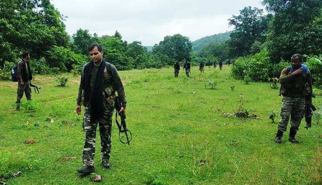बड़ी घटना को अंजाम देने की फिराक में जंगल में जुटे नक्सली, पुलिस ने चलाया कांबिंग ऑपरेशन, बालेश्वर कोड़ा की पत्नी गिरफ्तार
