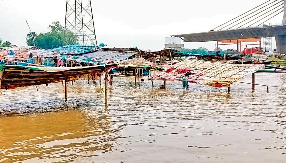बेगूसराय : दियारे के साथ नगर निगम क्षेत्र में फैला बाढ़ का पानी, हजारों एकड़ में लगी फसल डूबी