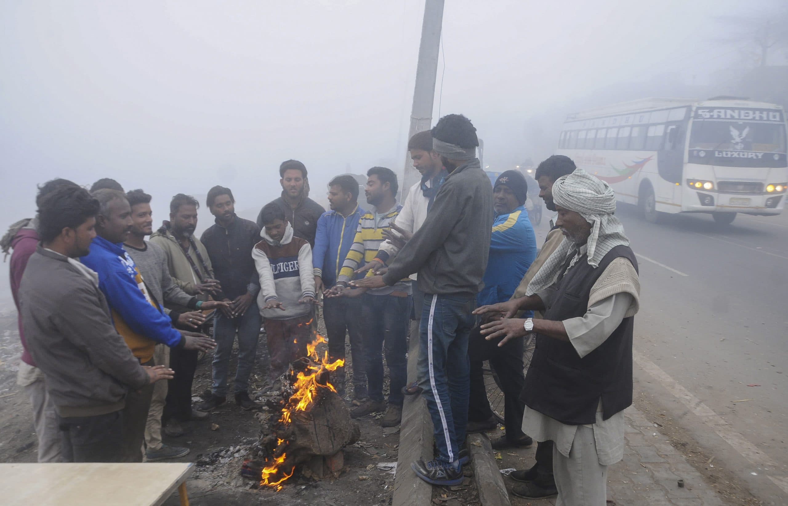 Weather Forecast Update : दिल्ली में कड़ाके की ठंड जारी, झारखंड समेत कई राज्यों में बारिश, उत्तर भारत के कई भागों में शीतलहर का प्रकोप, जानें अपने राज्य के मौसम का हाल