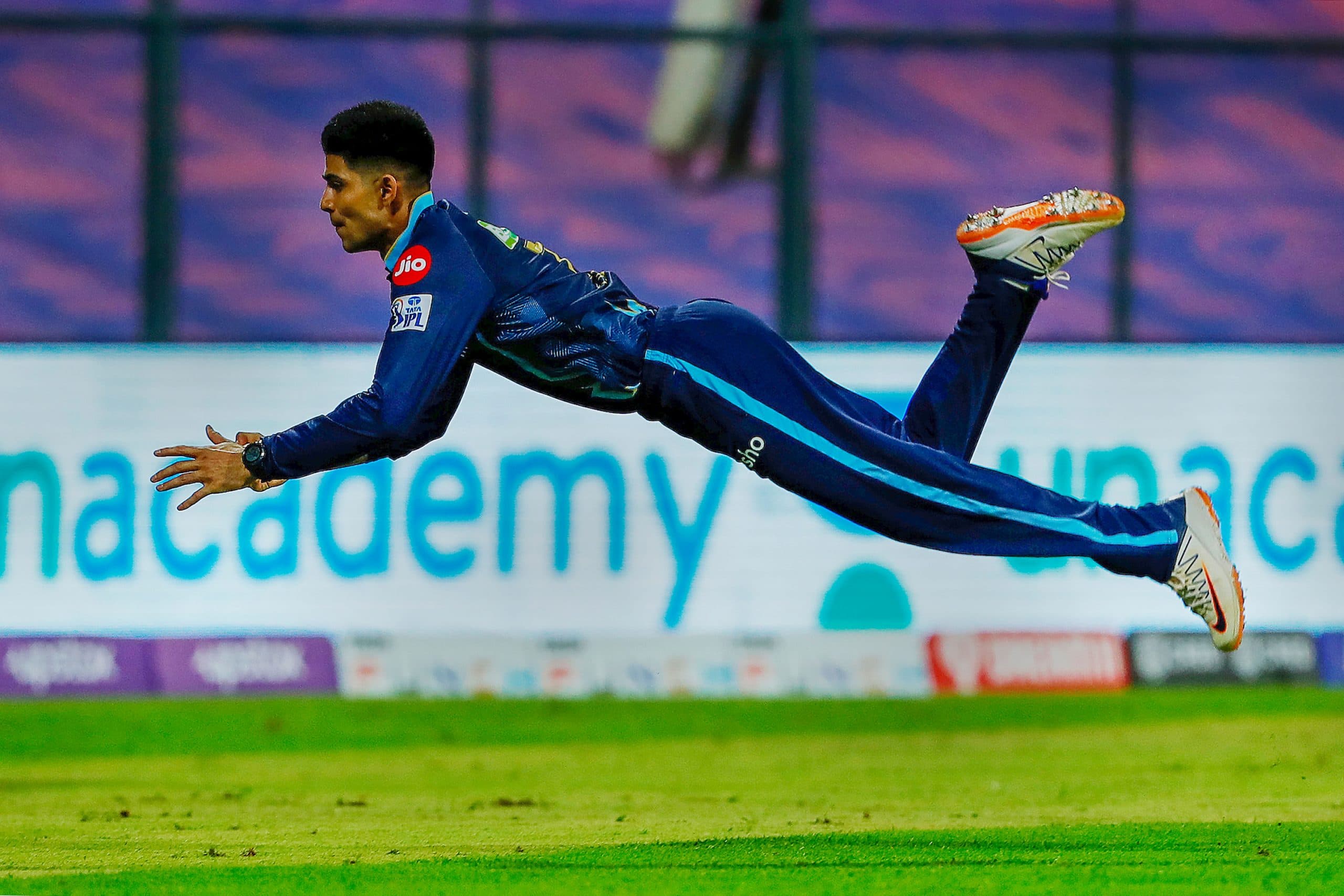 IPL 2022: शुभमन गिल ने पकड़ा आईपीएल का सबसे बेहतरीन कैच, इविन लुईस को भेजा पवेलियन, वीडियो वायरल