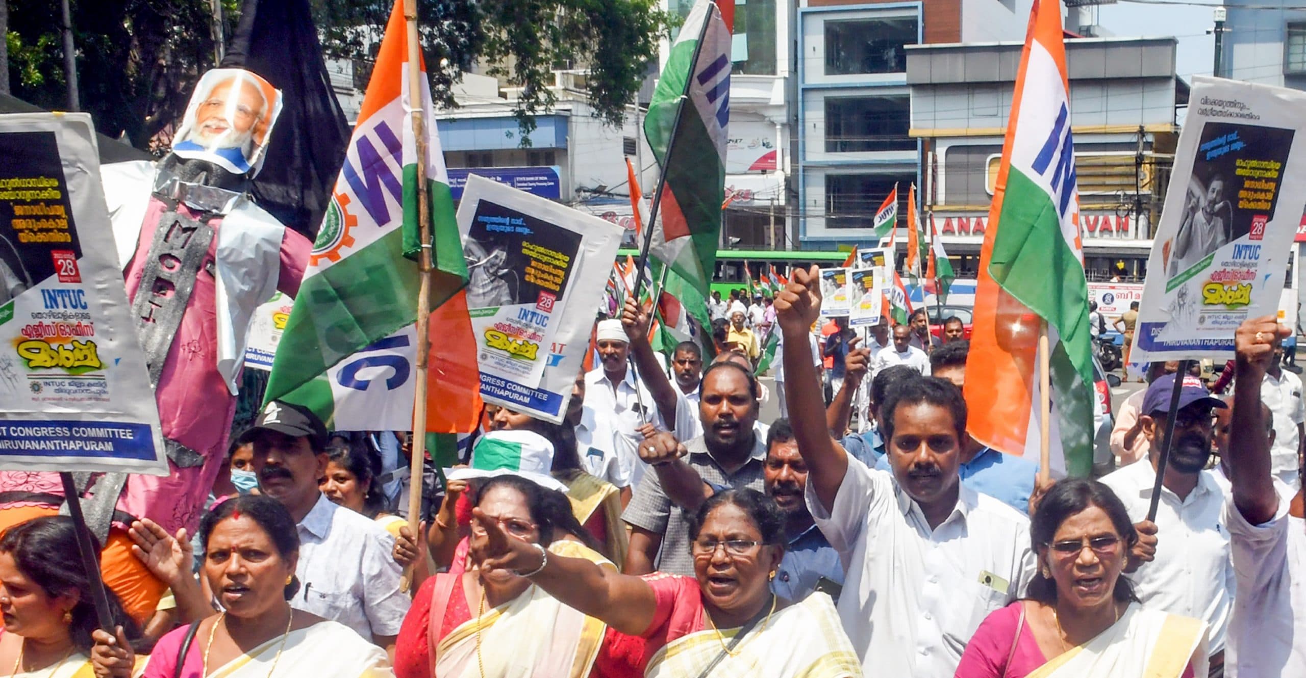 लाल किले के पास प्रदर्शन कर रहे कांग्रेस कार्यकर्ता हिरासत में लिये गये