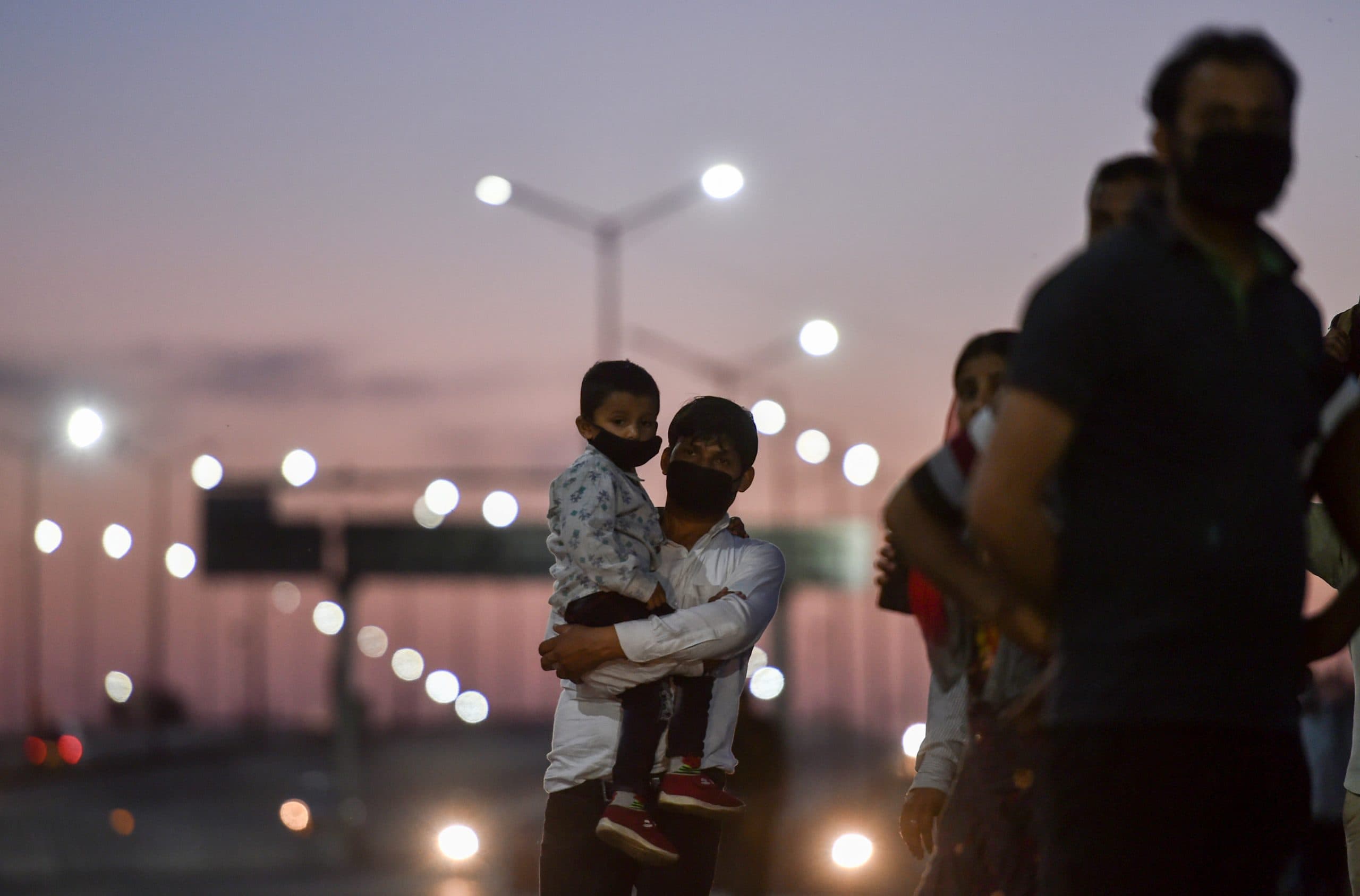 Coronavirus Lockdown Effect: दिल्ली से 200 किमी पैदल चलने के बाद दिल्ली-आगरा हाइवे पर हो गयी रणवीर की मौत, जाना था मध्यप्रदेश के मुरैना