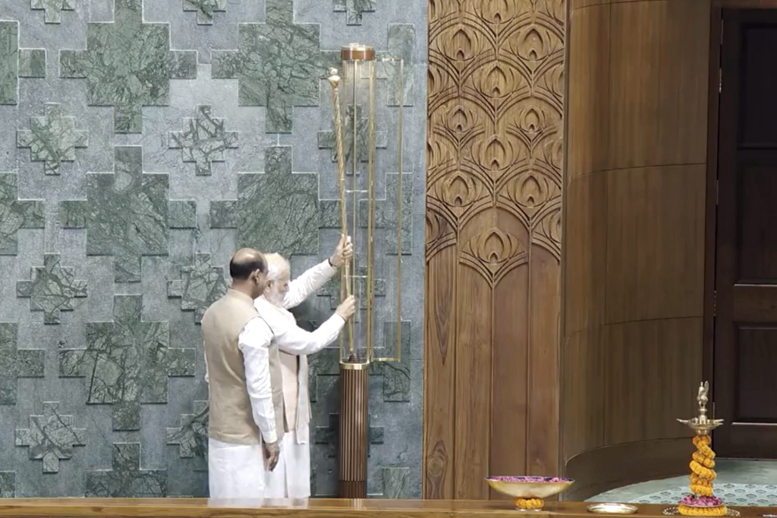 New Parliament Building: राज्यसभा के लिए कमल और लोकसभा के लिए मोर वाला कालीन, जानें क्या है इसमें खास