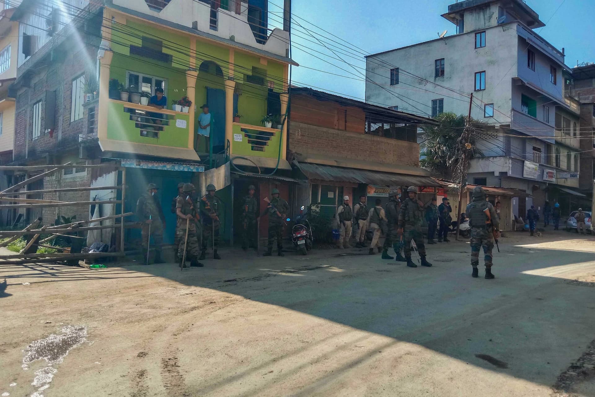 Manipur Violence: मणिपुर में सेना ने 25 बदमाशों को दबोचा, हथियार और गोला-बारूद बरामद