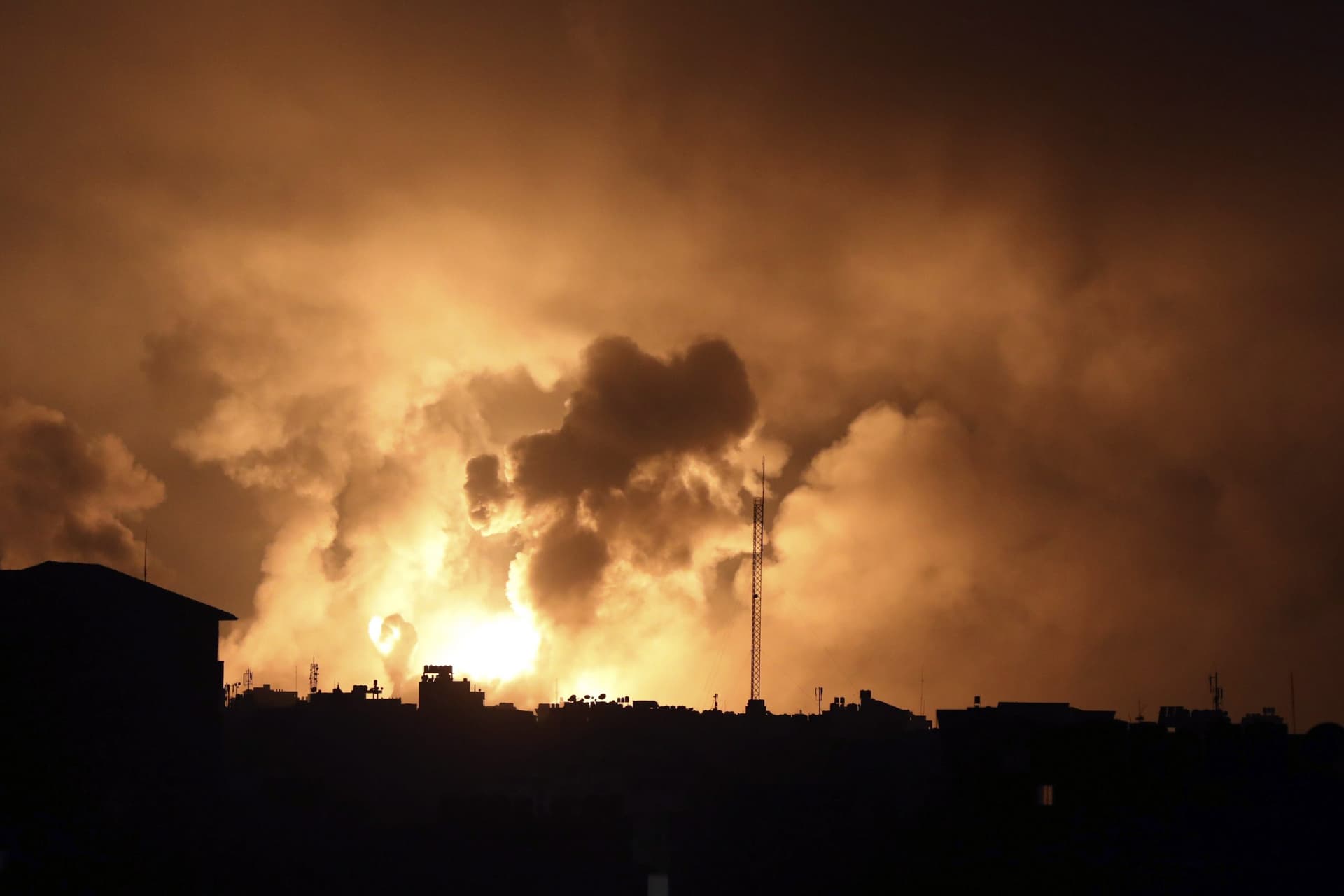 Israel Hamas War: गाजा में अंधेरा कायम! इंटरनेट और फोन के बंद होने के बाद दहशत में लोग, देखें भयावह तस्वीरें