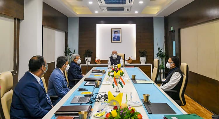 Coronavirus Vaccine: कोरोना वैक्सीन की समीक्षा के लिए अहमदाबाद के बाद भारत बायोटेक के लैब हैदराबाद पहुंचे PM मोदी