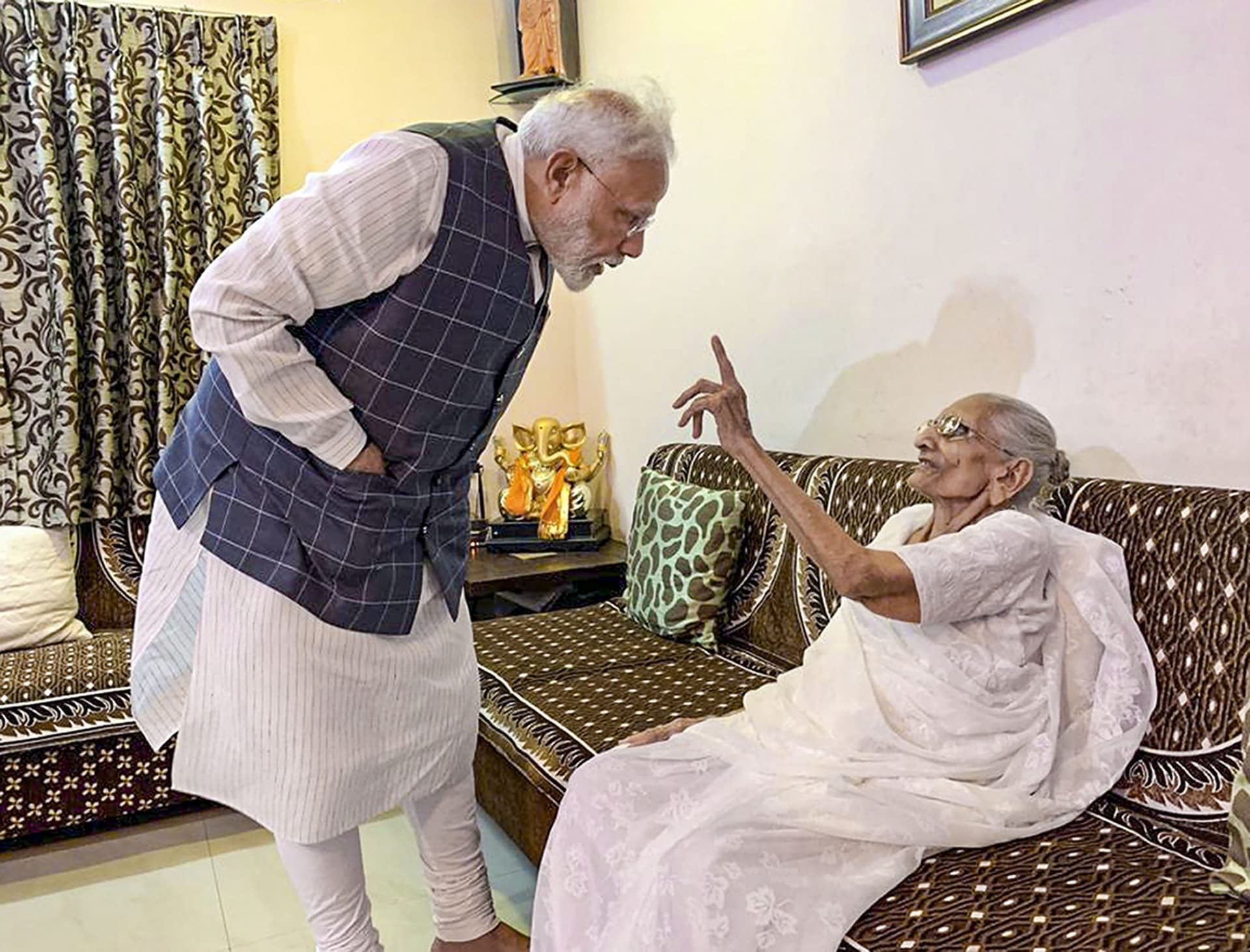 Heeraben Health : मां के साथ पीएम मोदी ने बिताया एक घंटे से अधिक का समय, जानें कैसी है हीराबेन की हालत