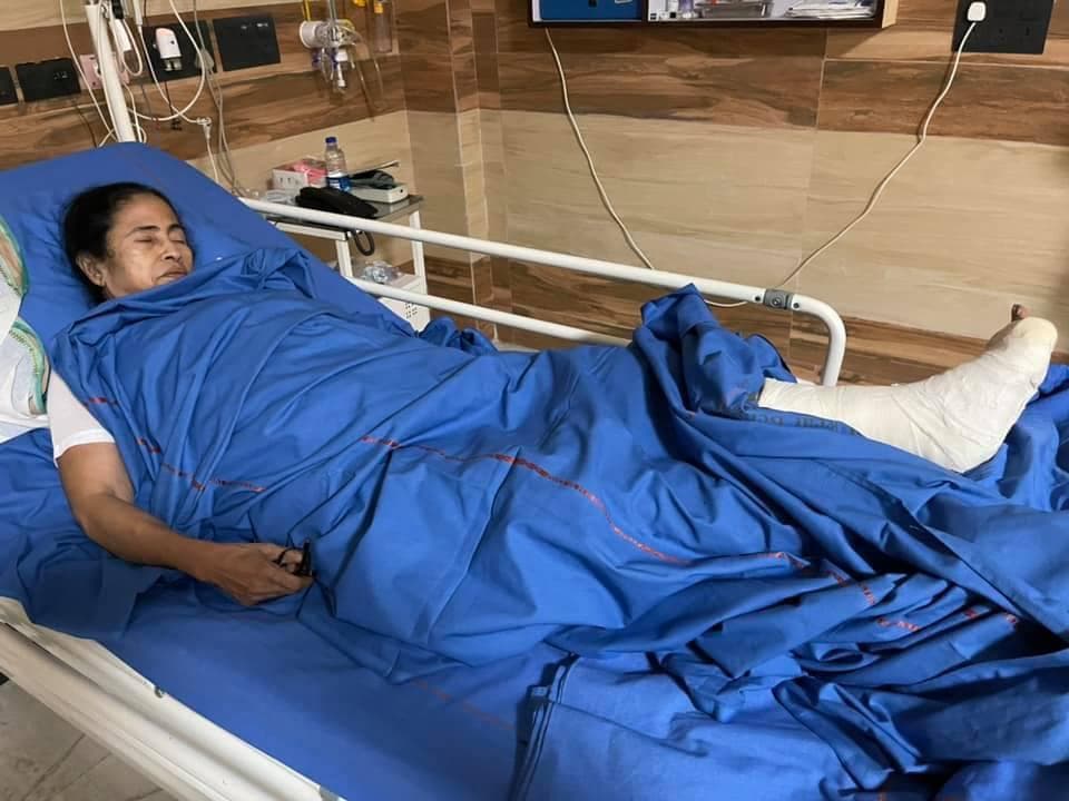 ममता बनर्जी के पांव का हड्डियों में है गंभीर चोट, जानें उनका हेल्थ अपडेट ममता बनर्जी के पांव का हड्डियों में है गंभीर चोट, जानें उनका हेल्थ अपडेट