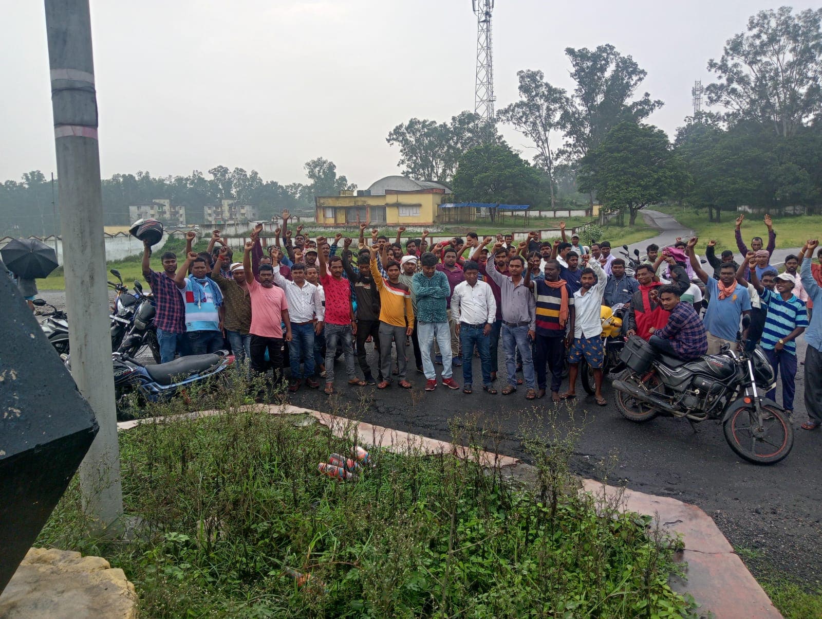 हजारीबाग : जमीन के बदले नौकरी की मांग पर फुसरी के रैयत विस्थापित मोर्चा का अनिश्चितकालीन खदान बंद