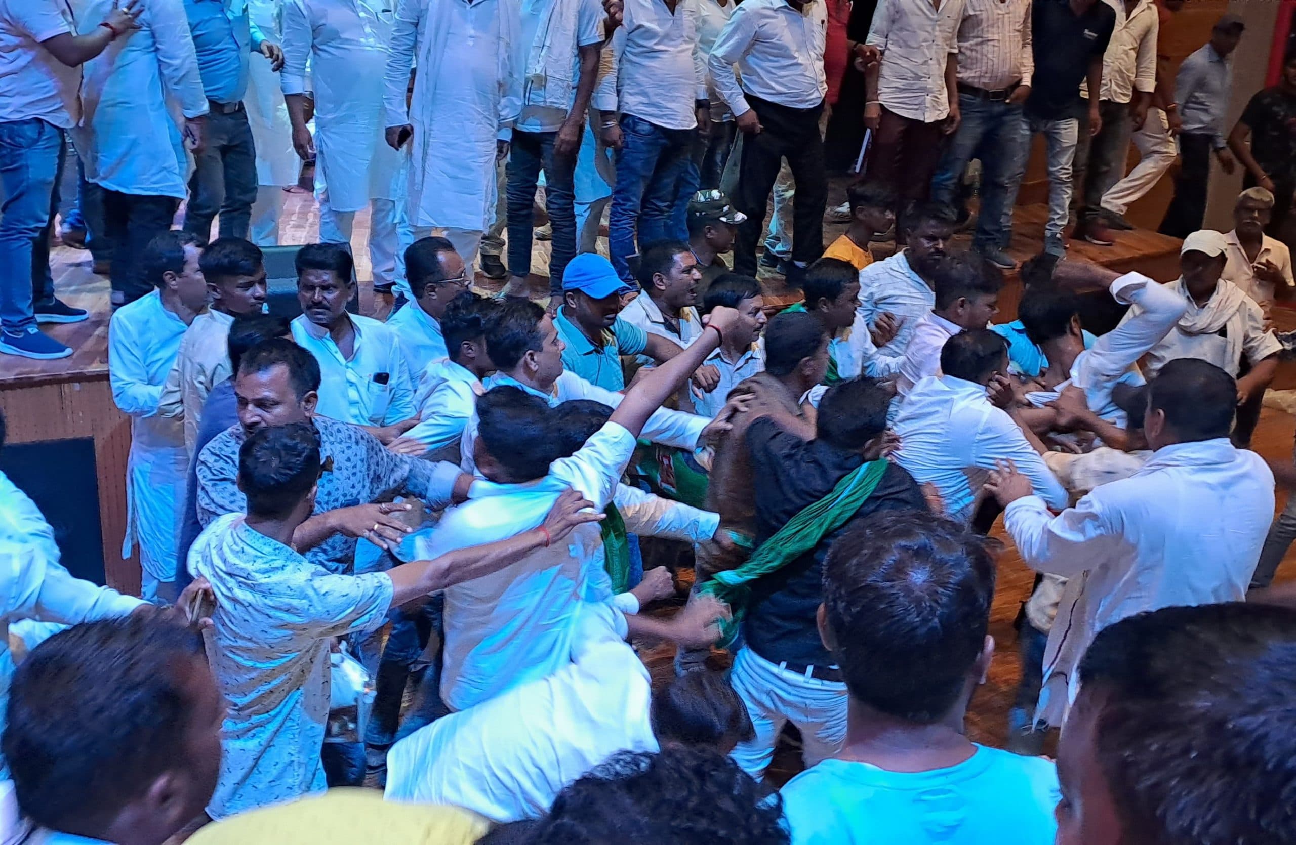 मोतिहारी में कुर्सी के लिए राजद के सम्मेलन में दो नेताओं के समर्थक आपस में भिड़े, एक कार्यकर्ता जख्मी